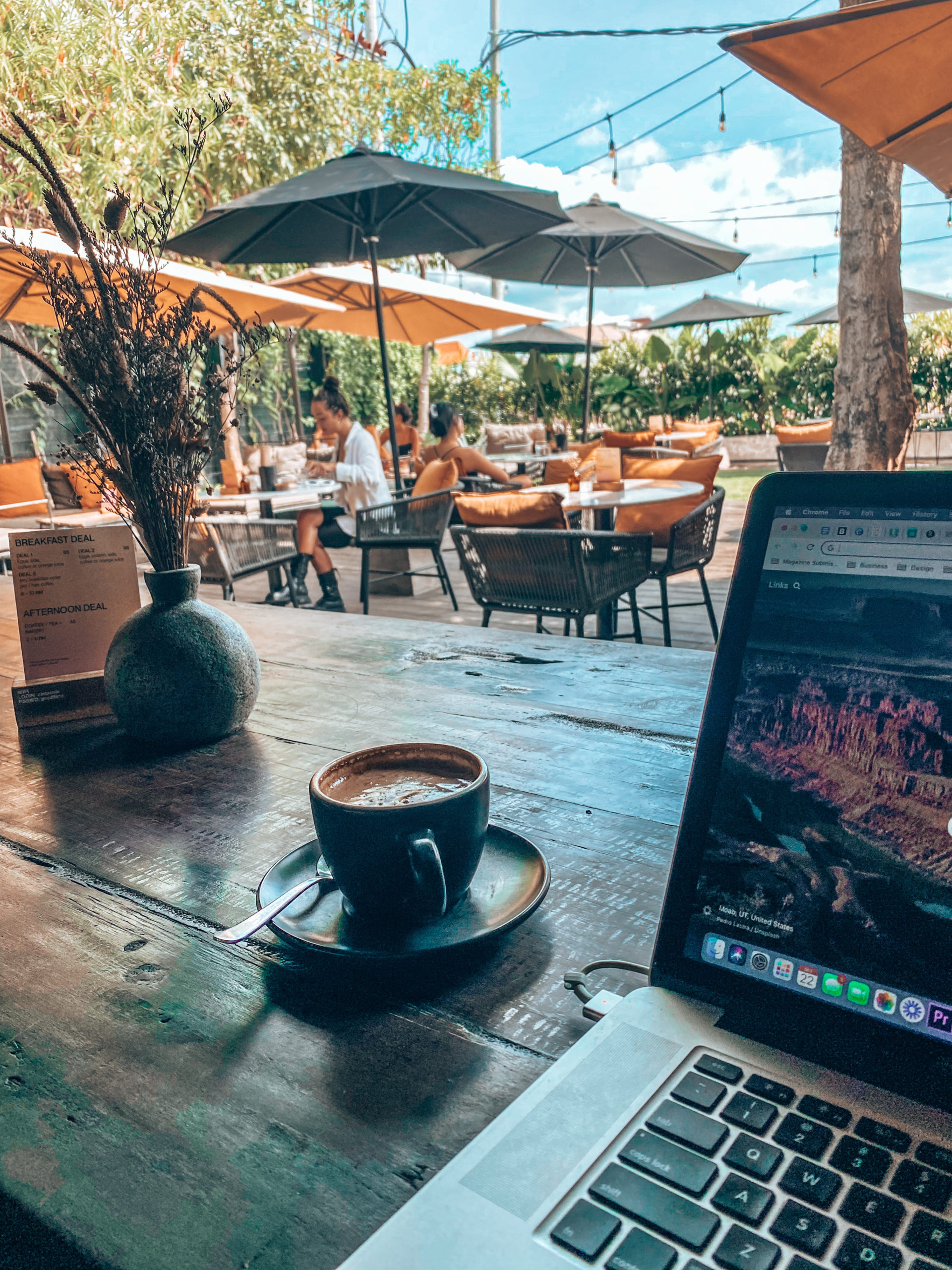 Digital Nomad Cafe - Cinta